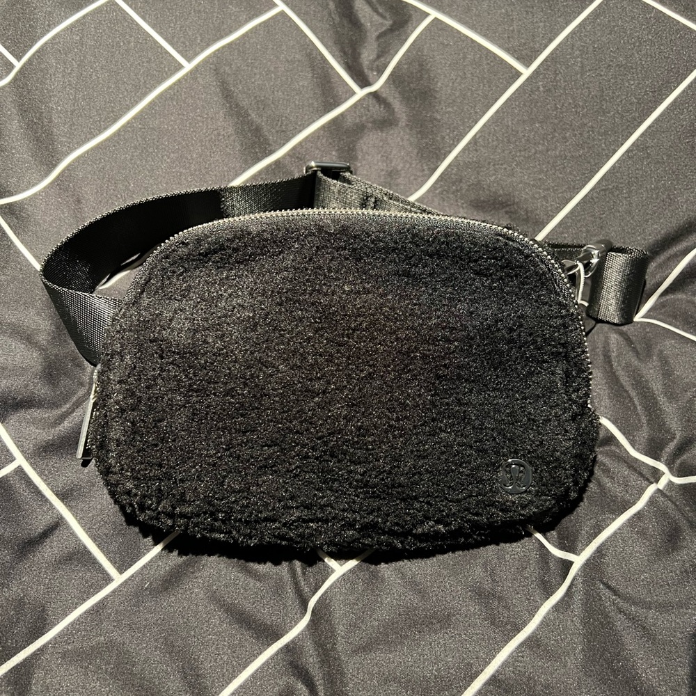 NWT Lululemon Everywhere Fleece Bag Black